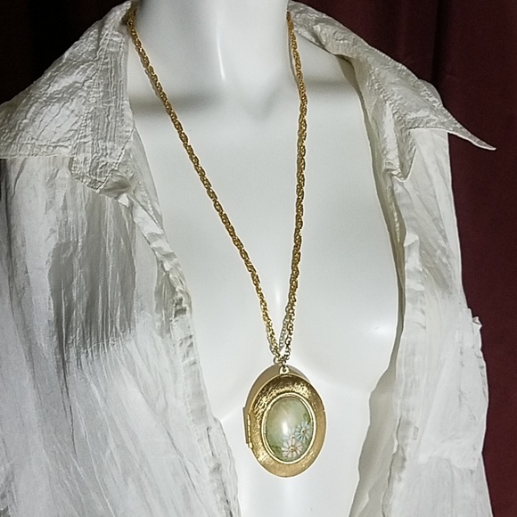 Jewelry - Vintage locket & chain